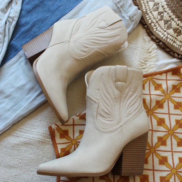 🚨ON SALE🚨// Beige western style boot vegan soft leather - Picture 11 of 17